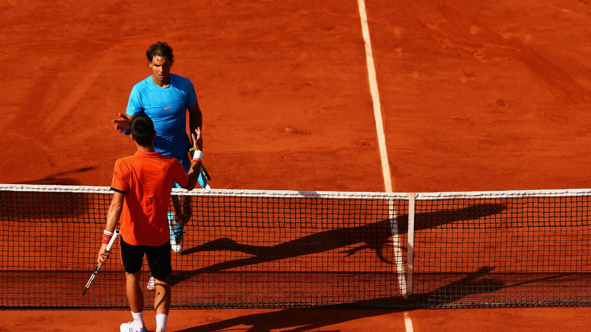 Nadal saluda a Djokovic en el Roland Garros de 2015 Nadal saluda a Djokovic en el Roland Garros de 2015