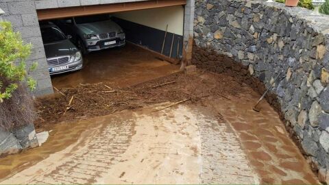 Un estanque con 700.000 litros de agua se rompe