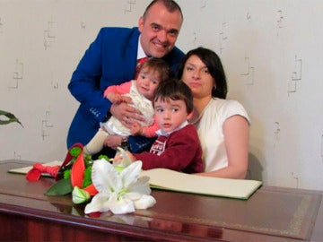 Foto de familia durante la boda