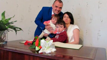 Foto de familia durante la boda