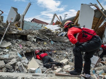 Operaciones de rescate en Ecuador