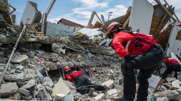 Operaciones de rescate en Ecuador