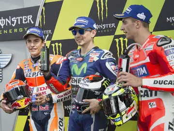 Lorenzo, Márquez, y Andrea Ianonne, en el podio de Mugello Lorenzo, Márquez, y Andrea Ianonne, en el podio de Mugello
