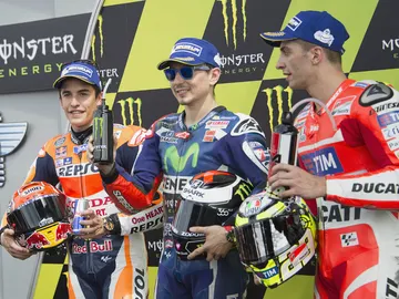 Lorenzo, Márquez, y Andrea Ianonne, en el podio de Mugello Lorenzo, Márquez, y Andrea Ianonne, en el podio de Mugello