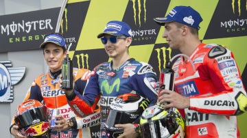 Lorenzo, Márquez, y Andrea Ianonne, en el podio de Mugello