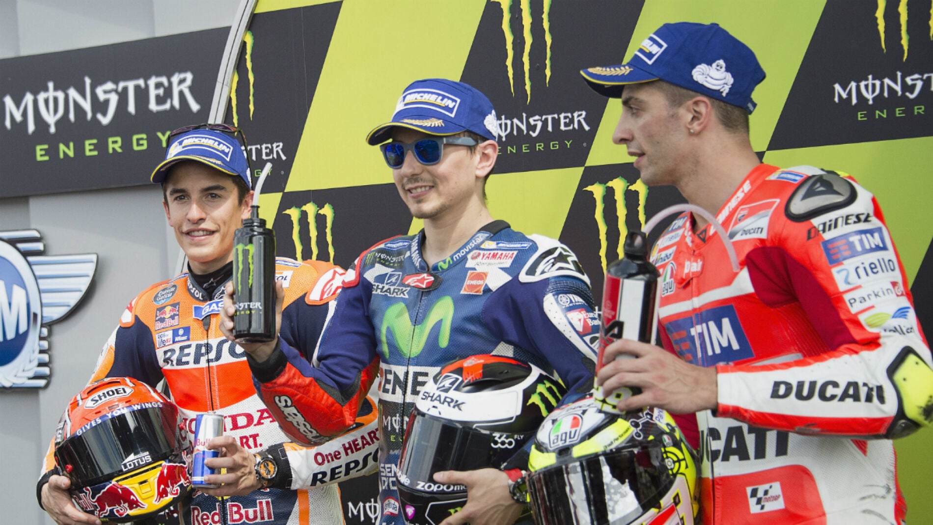 Lorenzo, M&aacute;rquez, y Andrea Ianonne, en el podio de Mugello