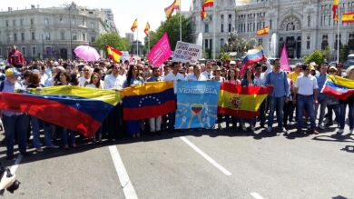 El PP, Ciudadanos y UPyD acompañan al padre de Leopoldo López en una marcha en contra de Maduro
