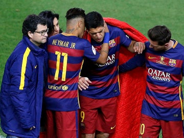 Messi y Neymar animan a un lesionado Suárez