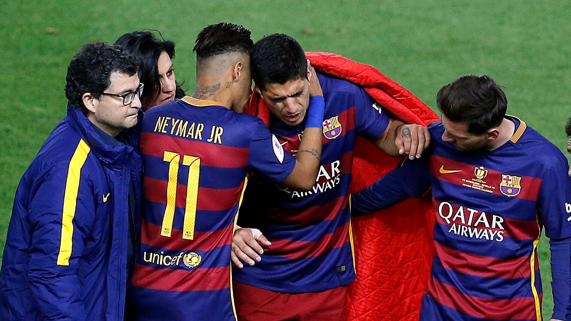 Messi y Neymar animan a un lesionado Su&aacute;rez