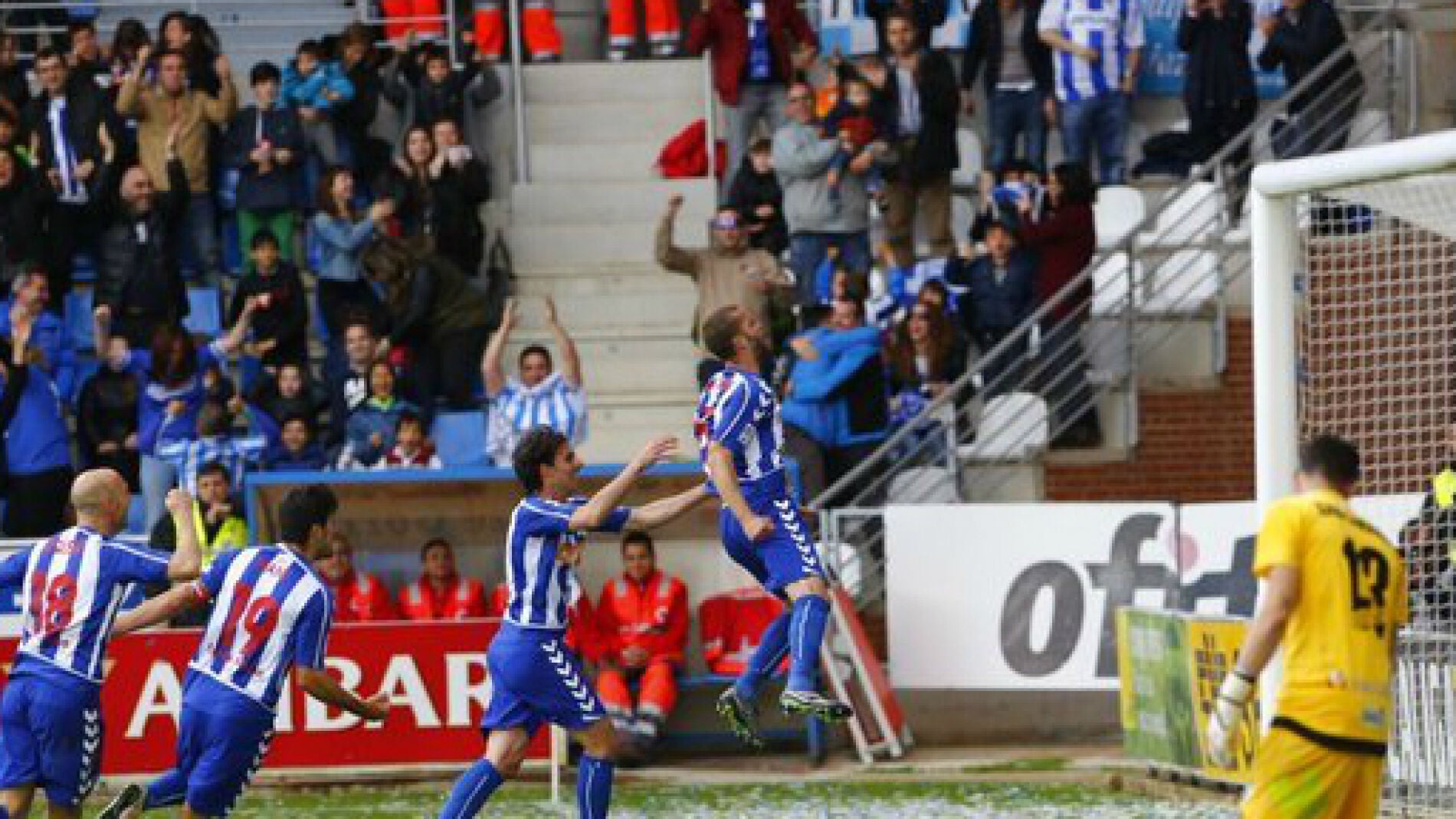 El Alav&eacute;s celebra un gol