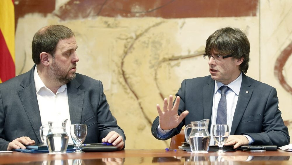 El presidente de la Generalitat, Carles Puigdemont y el vicepresidente del Govern, Oriol Junqueras