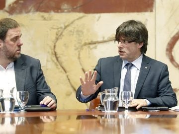 El presidente de la Generalitat, Carles Puigdemont y el vicepresidente del Govern, Oriol Junqueras