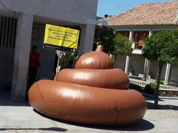 Caca gigante instalada en Torrelodones Caca gigante instalada en Torrelodones