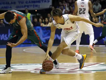 Doncic pelea la bola con Sánchez Doncic pelea la bola con Sánchez