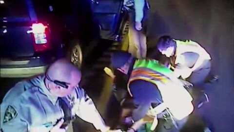 Frame 70.474774 de: Muere un hombre en Georgia despu&eacute;s de que un polic&iacute;a le intentara reducir con 15 descargas el&eacute;ctricas