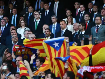 Banderas de España y esteladas en el Calderón con la atenta mirada de los Reyes de España Banderas de España y esteladas en el Calderón con la atenta mirada de los Reyes de España