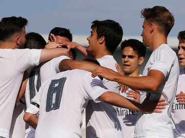 Los jugadores del Real Madrid Castilla celebran un gol