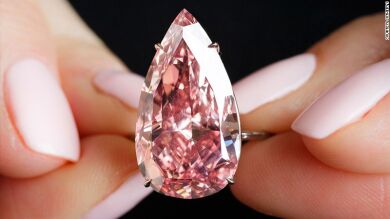 El valor de un diamante 'rosado único' alcanza un nuevo récord de subasta en Ginebra