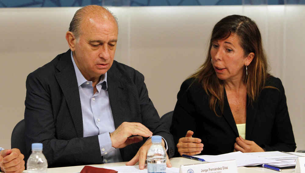 El ministro del Interior en funciones, Jorge Fernández Díaz, junto a la presidenta del PPC, Alicia Sánchez-Camacho.