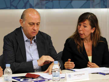 El ministro del Interior en funciones, Jorge Fernández Díaz, junto a la presidenta del PPC, Alicia Sánchez-Camacho.