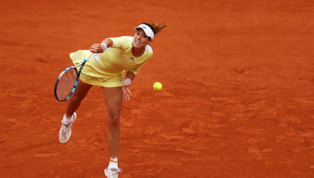 Muguruza realiza un saque sobre la arcilla de París