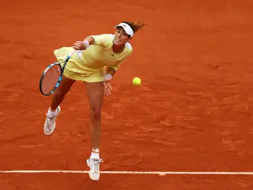 Muguruza realiza un saque sobre la arcilla de París Muguruza realiza un saque sobre la arcilla de París