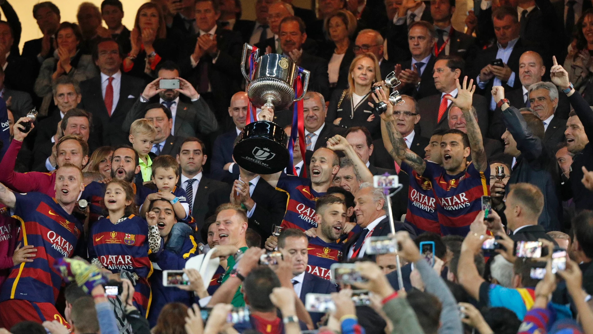 Iniesta levantando la Copa del Rey Iniesta levantando la Copa del Rey
