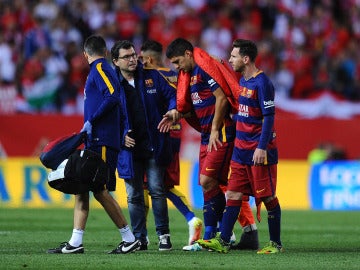 Luis Suárez salió lesionado durante la final de la Copa del Rey