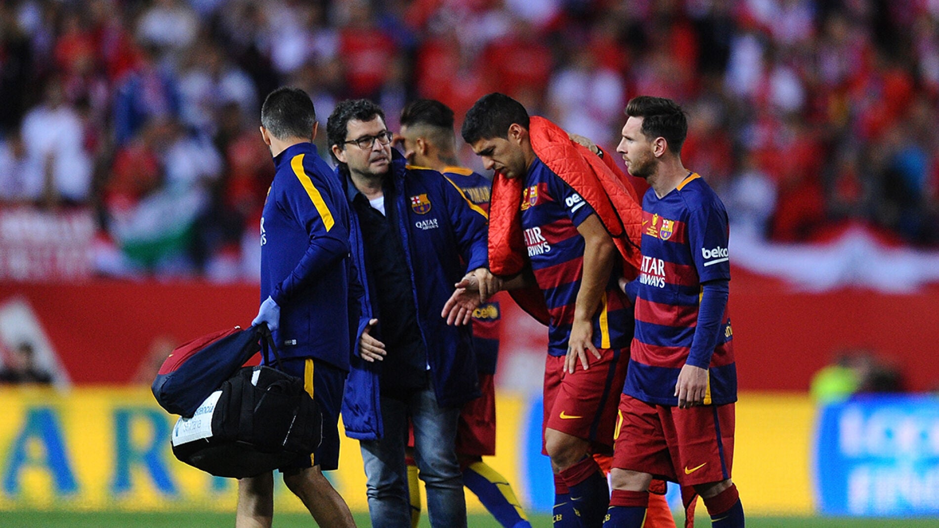 Luis Su&aacute;rez sali&oacute; lesionado durante la final de la Copa del Rey