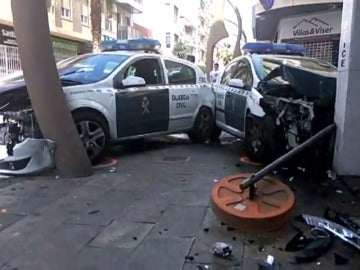 Frame 0.814299 de: Dos coches de la Guardia Civil chocan en Torrevieja 