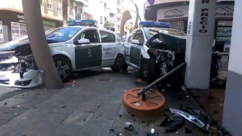 Frame 0.814299 de: Dos coches de la Guardia Civil chocan en Torrevieja 