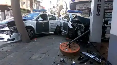 Frame 0.814299 de: Dos coches de la Guardia Civil chocan en Torrevieja Frame 0.814299 de: Dos coches de la Guardia Civil chocan en Torrevieja