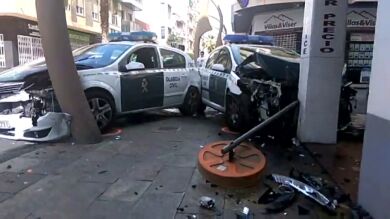 Dos coches de la Guardia Civil de Torrevieja chocan en un cruce durante una persecución