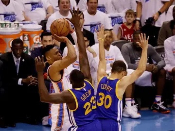 Westbrook lanza a canasta ante la defensa de Curry y Green Westbrook lanza a canasta ante la defensa de Curry y Green