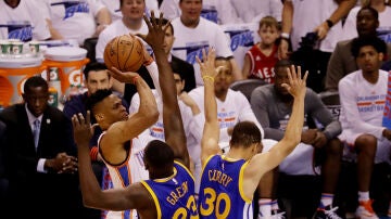 Westbrook lanza a canasta ante la defensa de Curry y Green