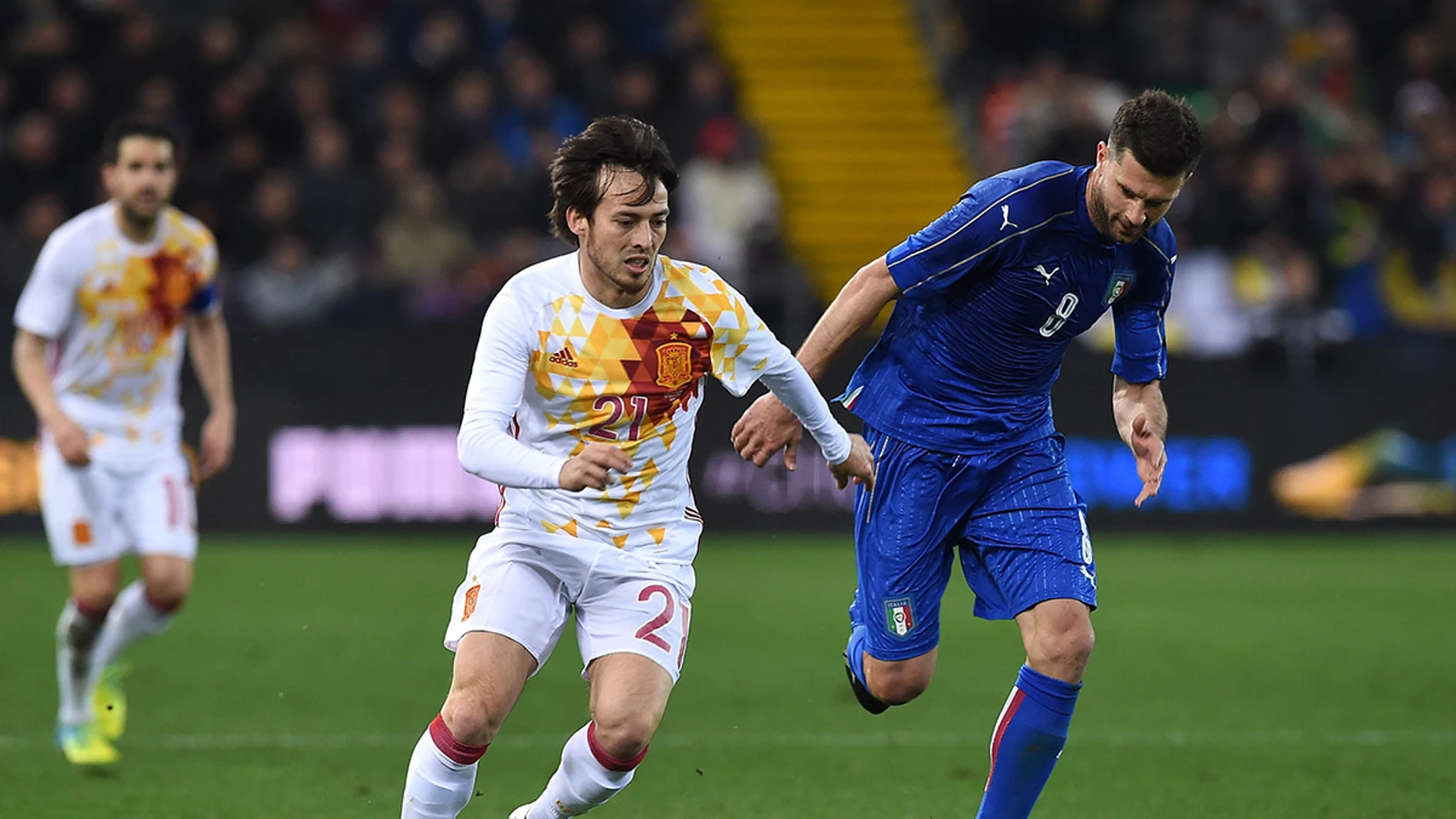 David Silva (21)elude la marca de Pellé (9) en el España 1-1 Italia David Silva (21)elude la marca de Pellé (9) en el España 1-1 Italia