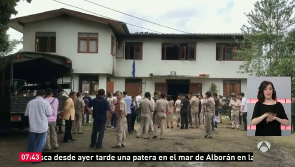 Vista del colegio femenino incendiado