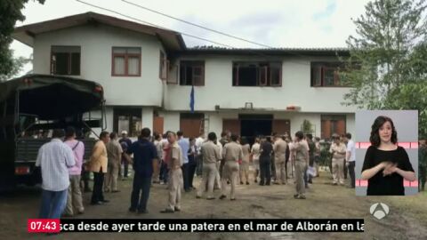 Vista del colegio femenino incendiado