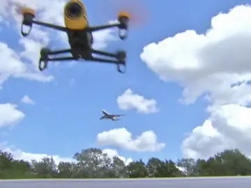 Frame 10.76499 de: Tres drones provocan la alarma durante el aterrizaje de un avión en Bilbao Frame 10.76499 de: Tres drones provocan la alarma durante el aterrizaje de un avión en Bilbao