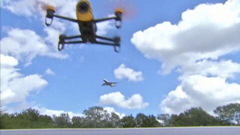 Frame 10.76499 de: Tres drones provocan la alarma durante el aterrizaje de un avi&oacute;n en Bilbao