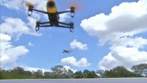 Frame 10.76499 de: Tres drones provocan la alarma durante el aterrizaje de un avión en Bilbao Frame 10.76499 de: Tres drones provocan la alarma durante el aterrizaje de un avión en Bilbao