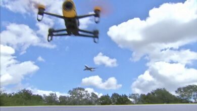 Tres drones provocan la alarma durante el aterrizaje de un avión en Bilbao