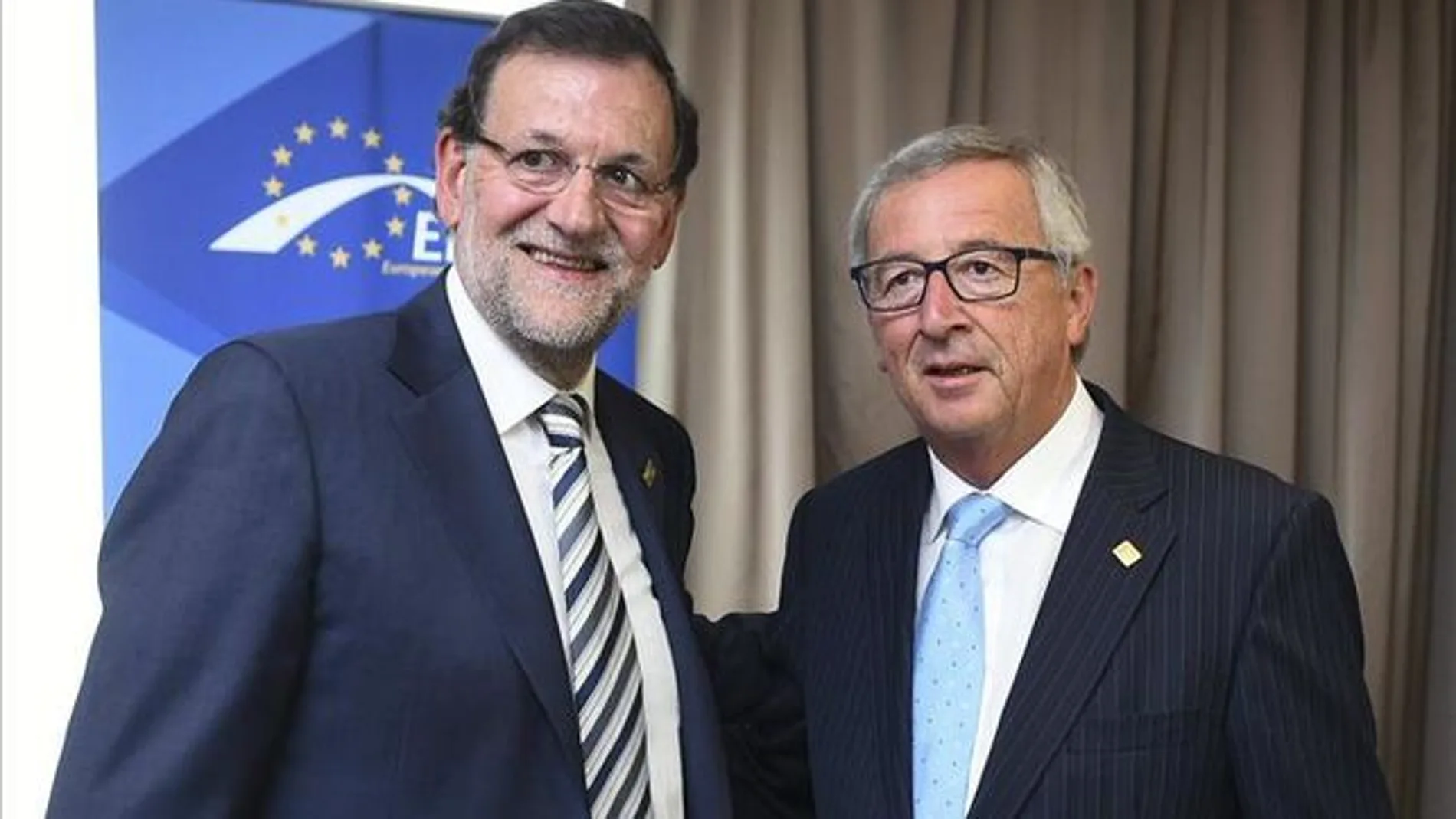 Mariano Rajoy posa junto al Presidente de la Comisión Europea, Jean-Claude Juncker Mariano Rajoy posa junto al Presidente de la Comisión Europea, Jean-Claude Juncker