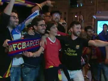 Aficionados del Barcelona celebran el título de la Copa del Rey en la Cibeles