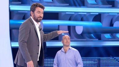 Arturo Valls juega con un concursante