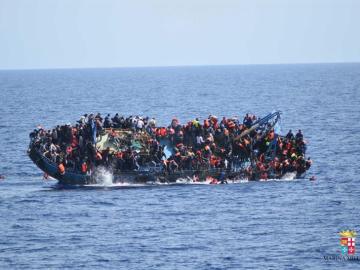 Vuelco de una embracación en la que viajaban 562 inmigrantes a la altural del Canal de Sicilia