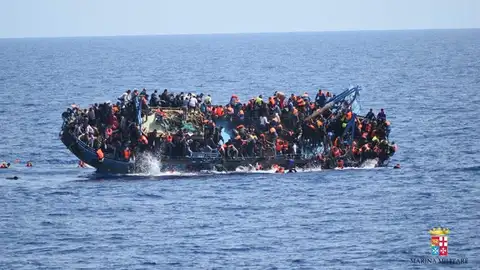 Vuelco de una embracación en la que viajaban 562 inmigrantes a la altural del Canal de Sicilia vuelco de una embracación en la que viajaban 562 inmigrantes a la altural del Canal de Sicilia