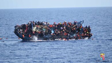 Dramática imagen de una barcaza de inmigrantes volcando en el mar