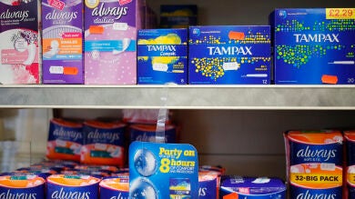 Canarias, la primera comunidad autónoma en acabar con la 'tasa femenina', que grava los productos de higiene para mujeres