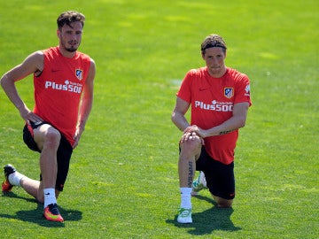 Saúl Ñíguez y Fernando Torres durante el entrenamiento del Atlético de Madrid